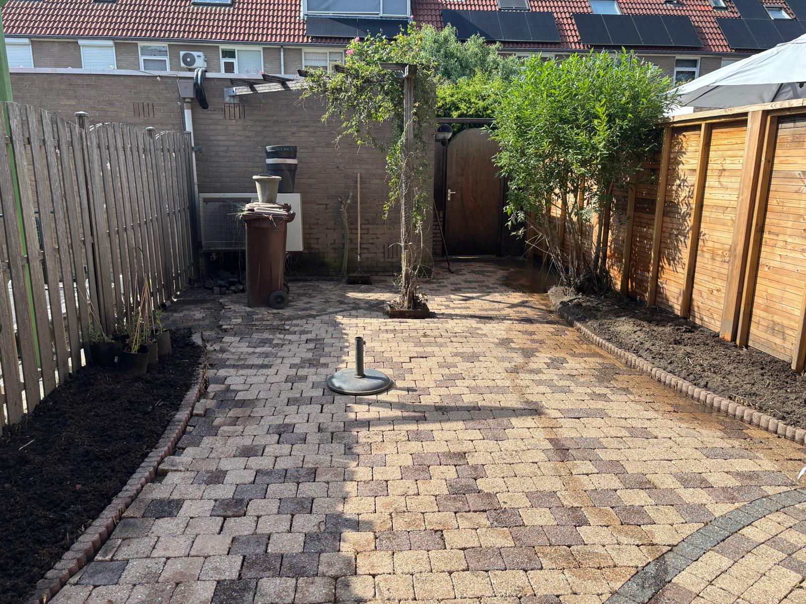 Achtertuin met terras en groene afscheiding