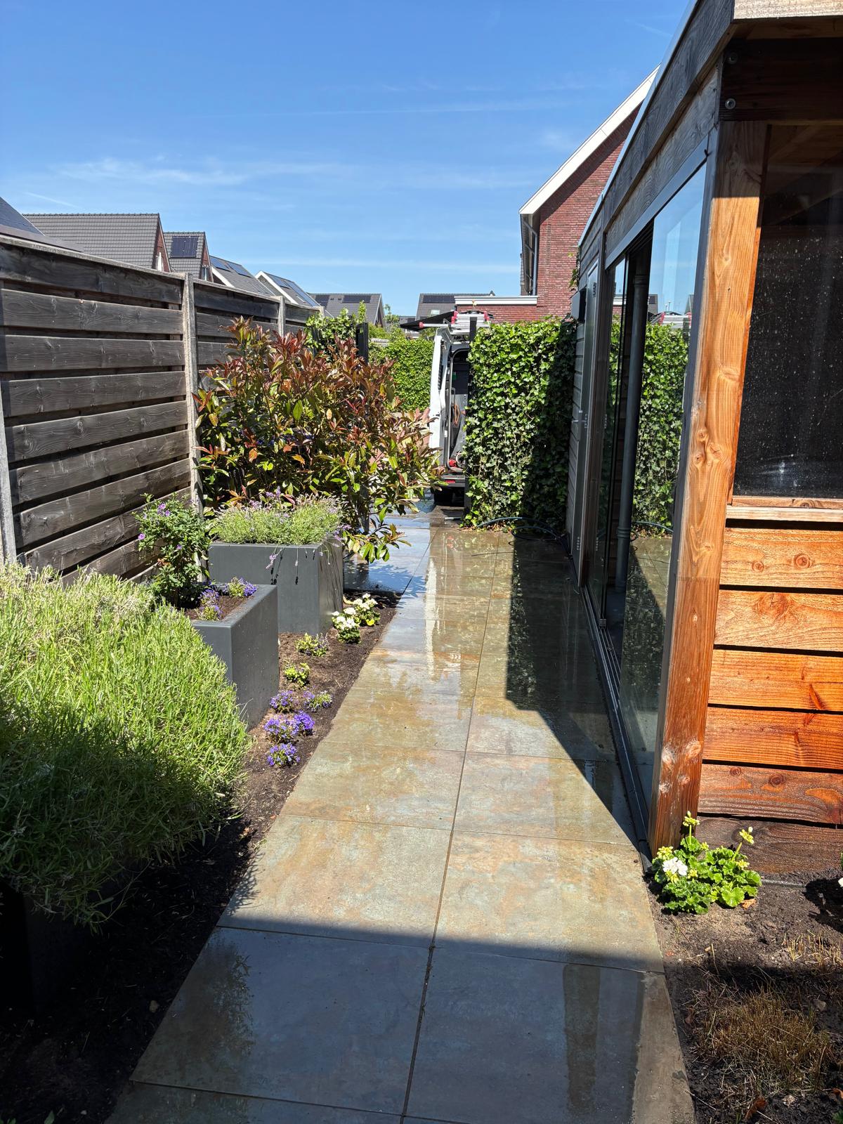 Privé-tuin met pergola en beplanting