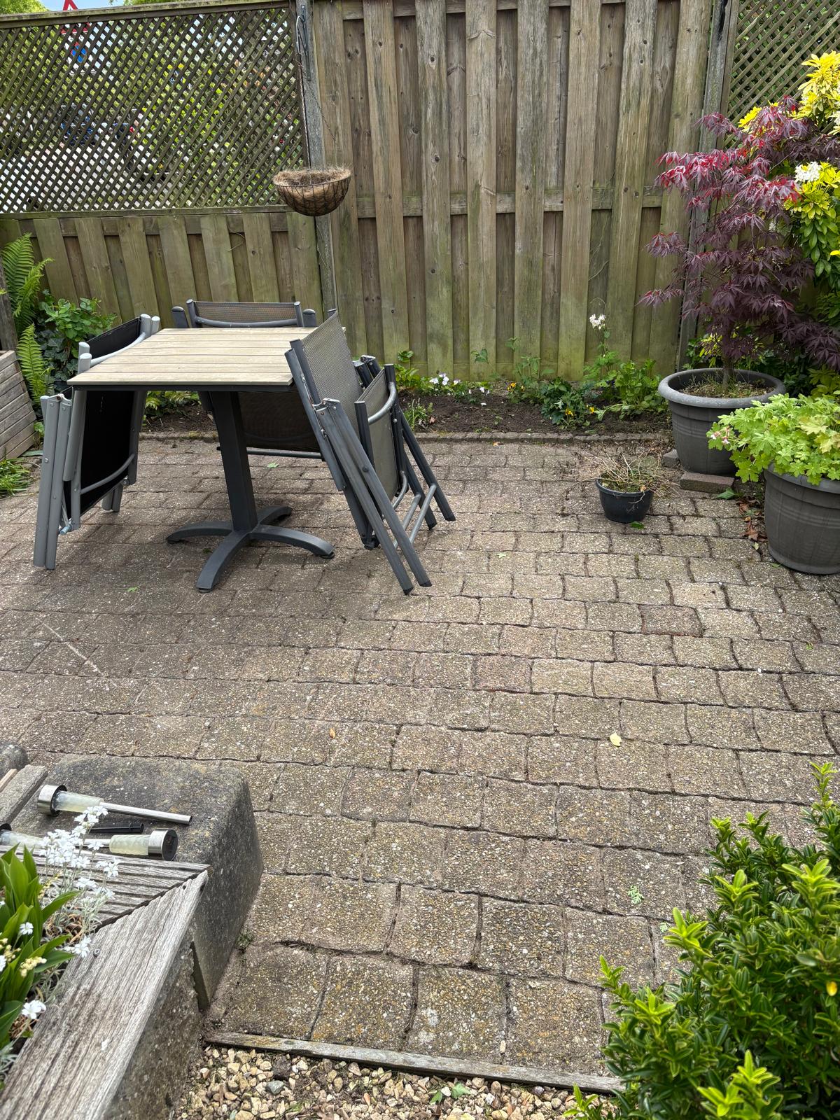Terras met tuinmeubels en buxusbollen