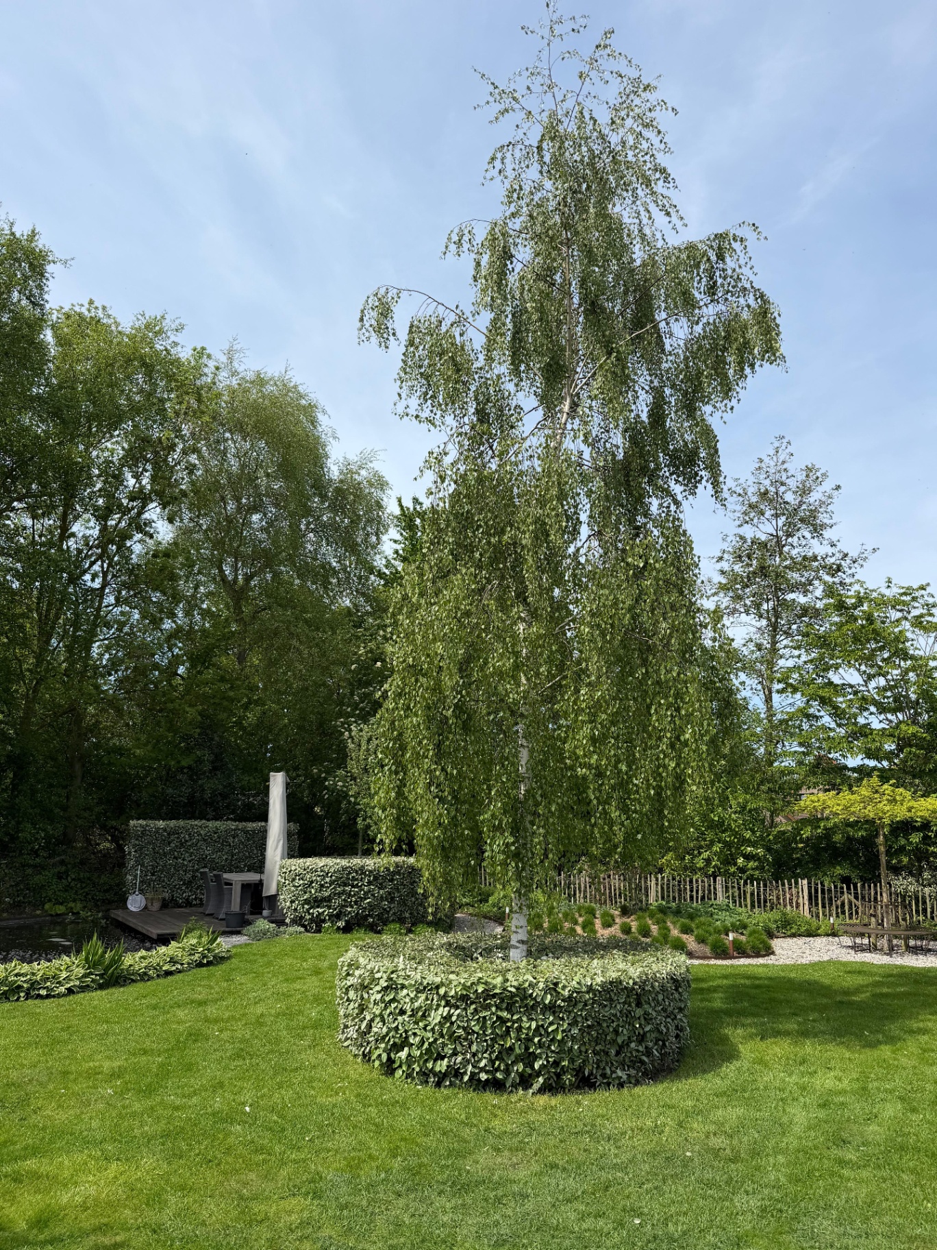 Luxe verzorgde tuin bij gouden uur